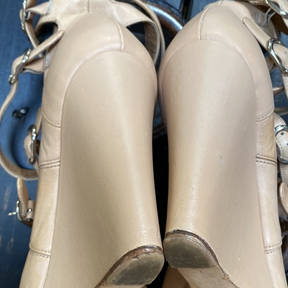 Chloe Strappy Multi Buckle Wedge Samdal - Picture 8 of 9